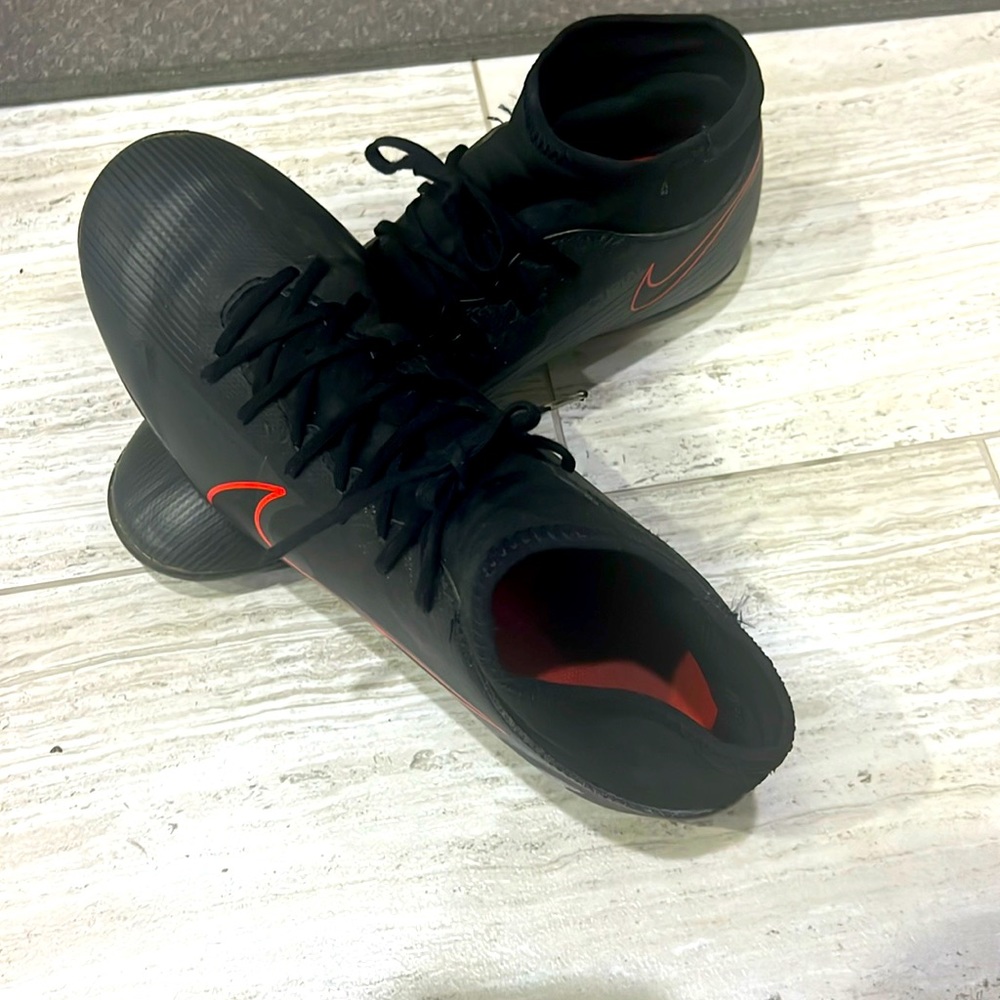 Nike Soccer Shoe Men’s Size 7, traction is worn on front cleats.